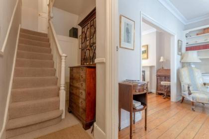 Charming 2 Bedroom Home in West London - image 14