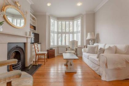 Charming 2 Bedroom Home in West London - image 15