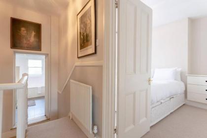 Charming 2 Bedroom Home in West London - image 16