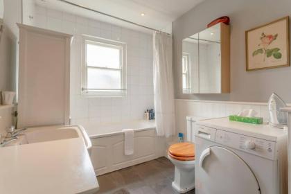 Charming 2 Bedroom Home in West London - image 18