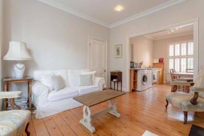 Charming 2 Bedroom Home in West London - image 20