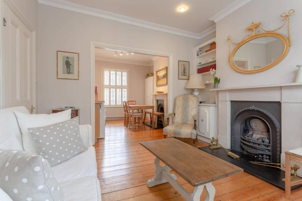 Charming 2 Bedroom Home in West London - image 3