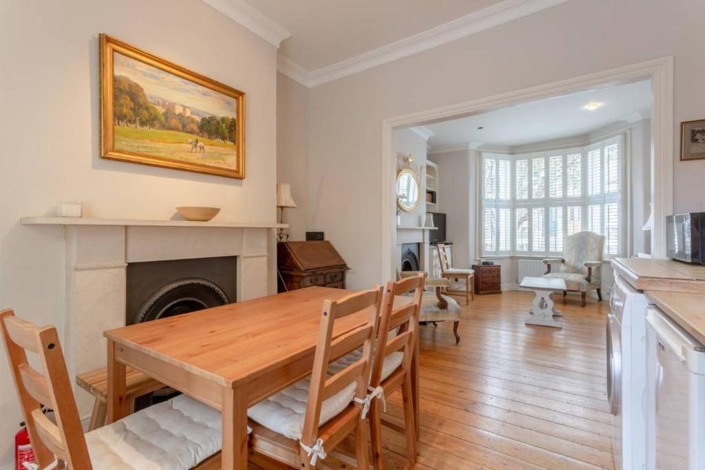 Charming 2 Bedroom Home in West London - image 5