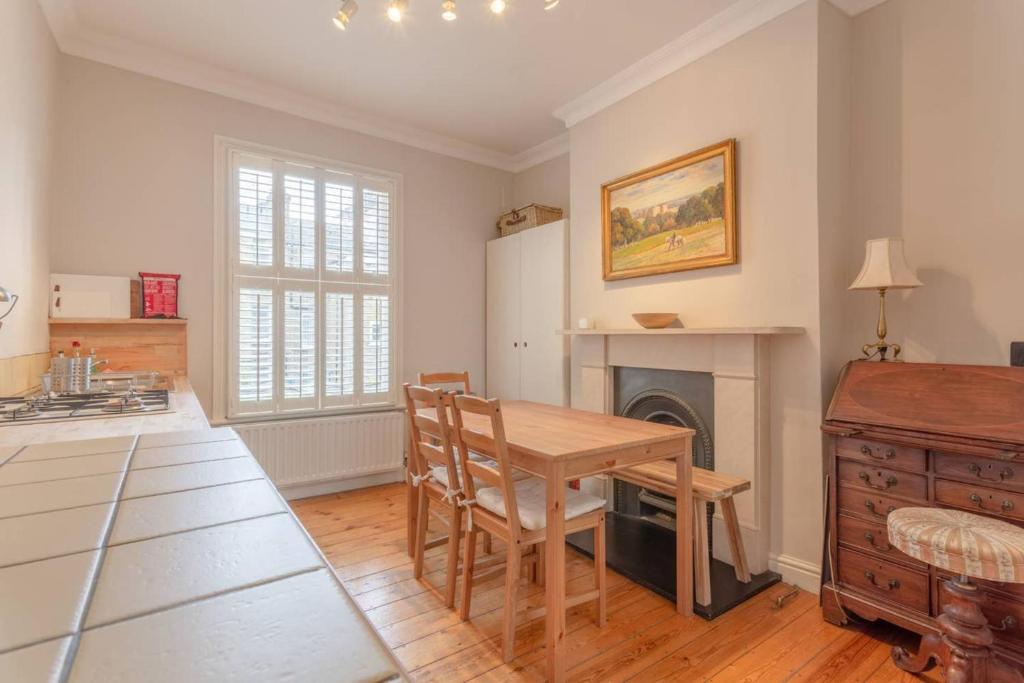 Charming 2 Bedroom Home in West London - image 6