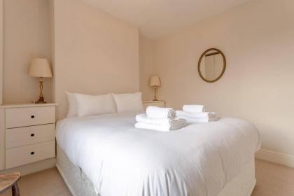 Charming 2 Bedroom Home in West London - image 7