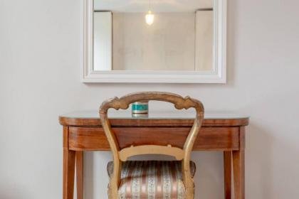 Charming 2 Bedroom Home in West London - image 9