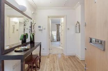 Superior 2 bed with balcony in Kensington London - image 10