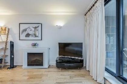 Superior 2 bed with balcony in Kensington London - image 11