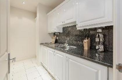 Superior 2 bed with balcony in Kensington London - image 12