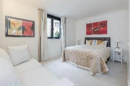 Superior 2 bed with balcony in Kensington London - image 13