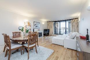 Superior 2 bed with balcony in Kensington London - image 3