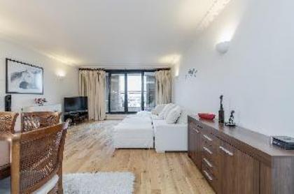 Superior 2 bed with balcony in Kensington London - image 4