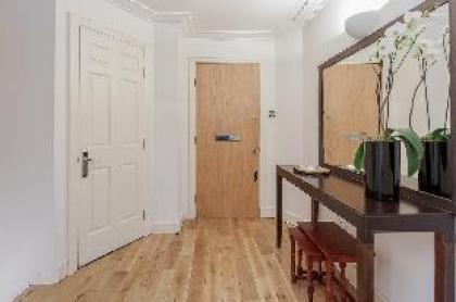 Superior 2 bed with balcony in Kensington London - image 9