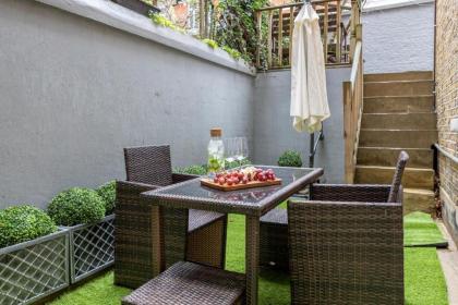 Elegant Kensington Apartment with patio - image 3