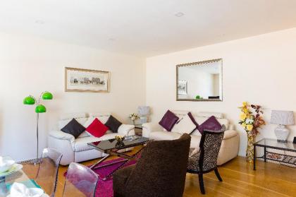 Spacious 2-bedroom apartment in Mayfair - image 2