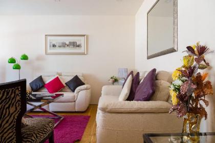 Spacious 2-bedroom apartment in Mayfair - image 4