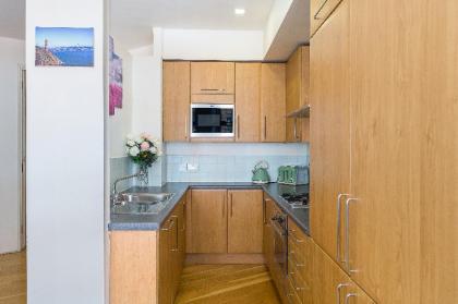 Spacious 2-bedroom apartment in Mayfair - image 8