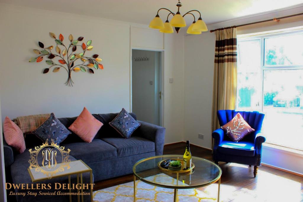 Dwellers Delight Luxury Stay Serviced Accommodation Chigwell 3 bedroom House Upto 7 Guests Free Wifi & Parking - main image