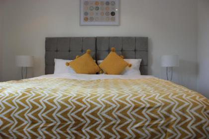 Dwellers Delight Luxury Stay Serviced Accommodation Chigwell 3 bedroom House Upto 7 Guests Free Wifi & Parking - image 10