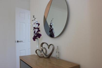 Dwellers Delight Luxury Stay Serviced Accommodation Chigwell 3 bedroom House Upto 7 Guests Free Wifi & Parking - image 11