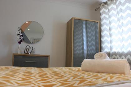 Dwellers Delight Luxury Stay Serviced Accommodation Chigwell 3 bedroom House Upto 7 Guests Free Wifi & Parking - image 13