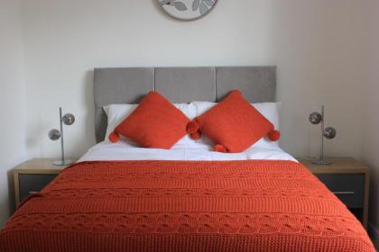 Dwellers Delight Luxury Stay Serviced Accommodation Chigwell 3 bedroom House Upto 7 Guests Free Wifi & Parking - image 16