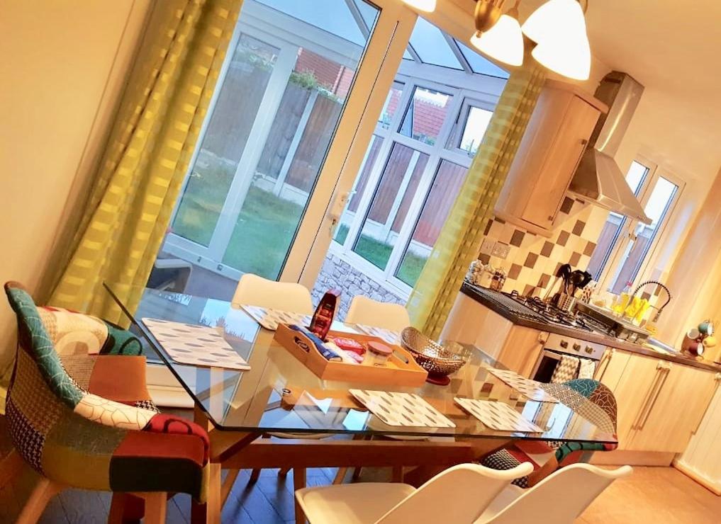 Dwellers Delight Luxury Stay Serviced Accommodation Chigwell 3 bedroom House Upto 7 Guests Free Wifi & Parking - image 3