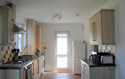 Dwellers Delight Luxury Stay Serviced Accommodation Chigwell 3 bedroom House Upto 7 Guests Free Wifi & Parking - image 4