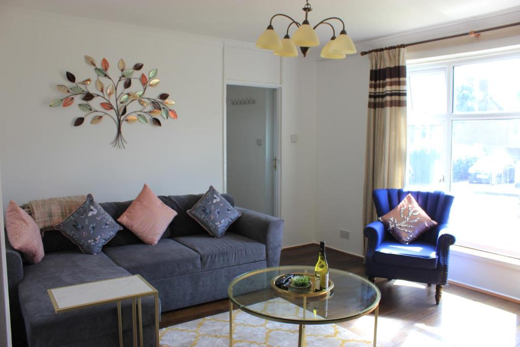 Dwellers Delight Luxury Stay Serviced Accommodation Chigwell 3 bedroom House Upto 7 Guests Free Wifi & Parking - image 5