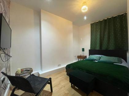 London Luxury Apartment with Private Jacuzzi Hot tub & Sauna - image 3