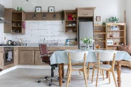 Bright Two BR Period Apartment in Whitechapel - image 12