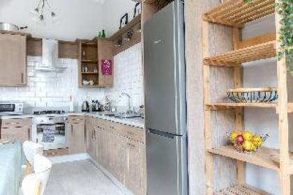 Bright Two BR Period Apartment in Whitechapel - image 16