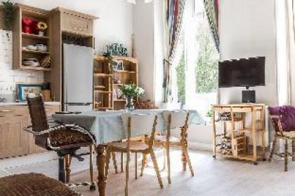 Bright Two BR Period Apartment in Whitechapel - image 8