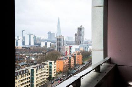 Centrally located spacious flat with amazing views - image 4