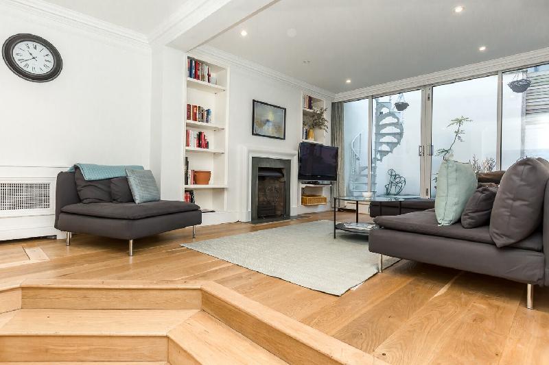 Beautiful 3BR Home with terrace in Knightsbridge - main image