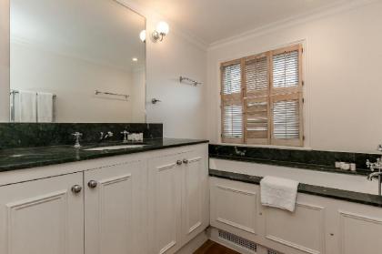 Beautiful 3BR Home with terrace in Knightsbridge - image 10