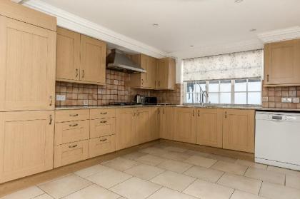 Beautiful 3BR Home with terrace in Knightsbridge - image 11