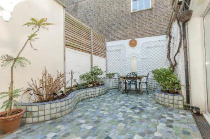 Beautiful 3BR Home with terrace in Knightsbridge - image 12