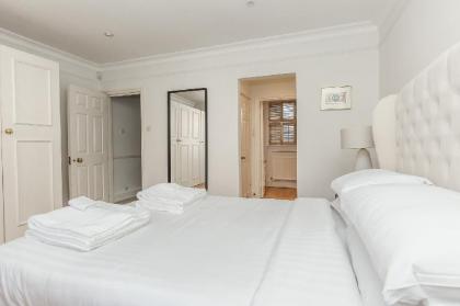 Beautiful 3BR Home with terrace in Knightsbridge - image 13