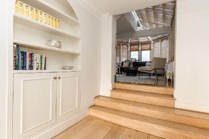 Beautiful 3BR Home with terrace in Knightsbridge - image 14