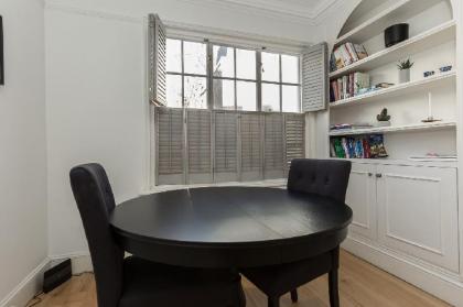 Beautiful 3BR Home with terrace in Knightsbridge - image 17