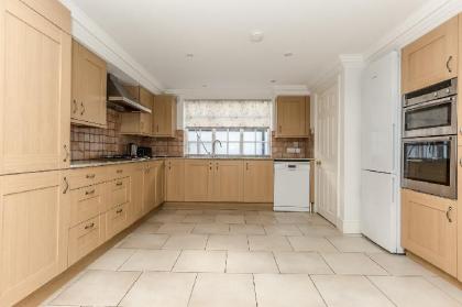 Beautiful 3BR Home with terrace in Knightsbridge - image 19