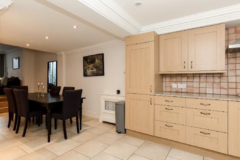 Beautiful 3BR Home with terrace in Knightsbridge - image 2