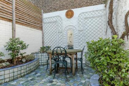 Beautiful 3BR Home with terrace in Knightsbridge - image 4