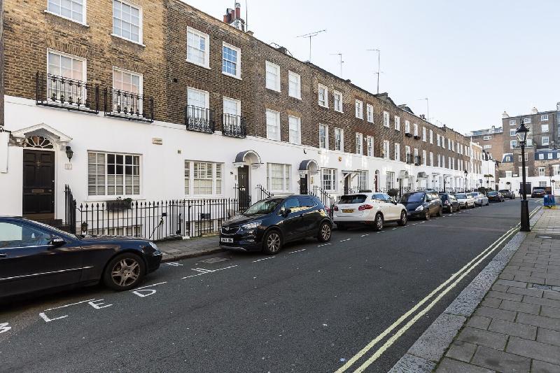 Beautiful 3BR Home with terrace in Knightsbridge - image 5