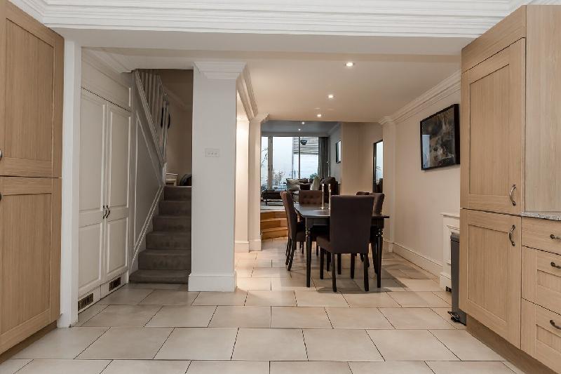 Beautiful 3BR Home with terrace in Knightsbridge - image 6