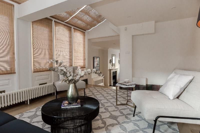 Beautiful 3BR Home with terrace in Knightsbridge - image 7