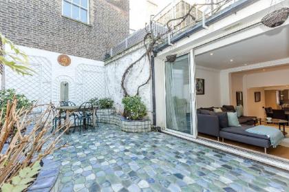 Beautiful 3BR Home with terrace in Knightsbridge - image 9