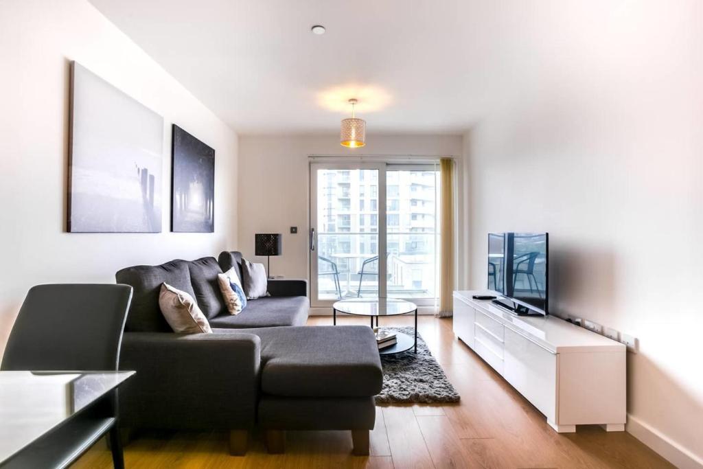 2-Bdr Apartment with Balcony by The Thames - main image