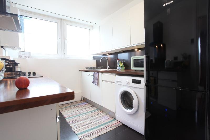 Bright Comfortable Chelsea flat - Great Location! - image 2